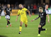 开云下载-伦敦球迷涌入场馆，为球队助威