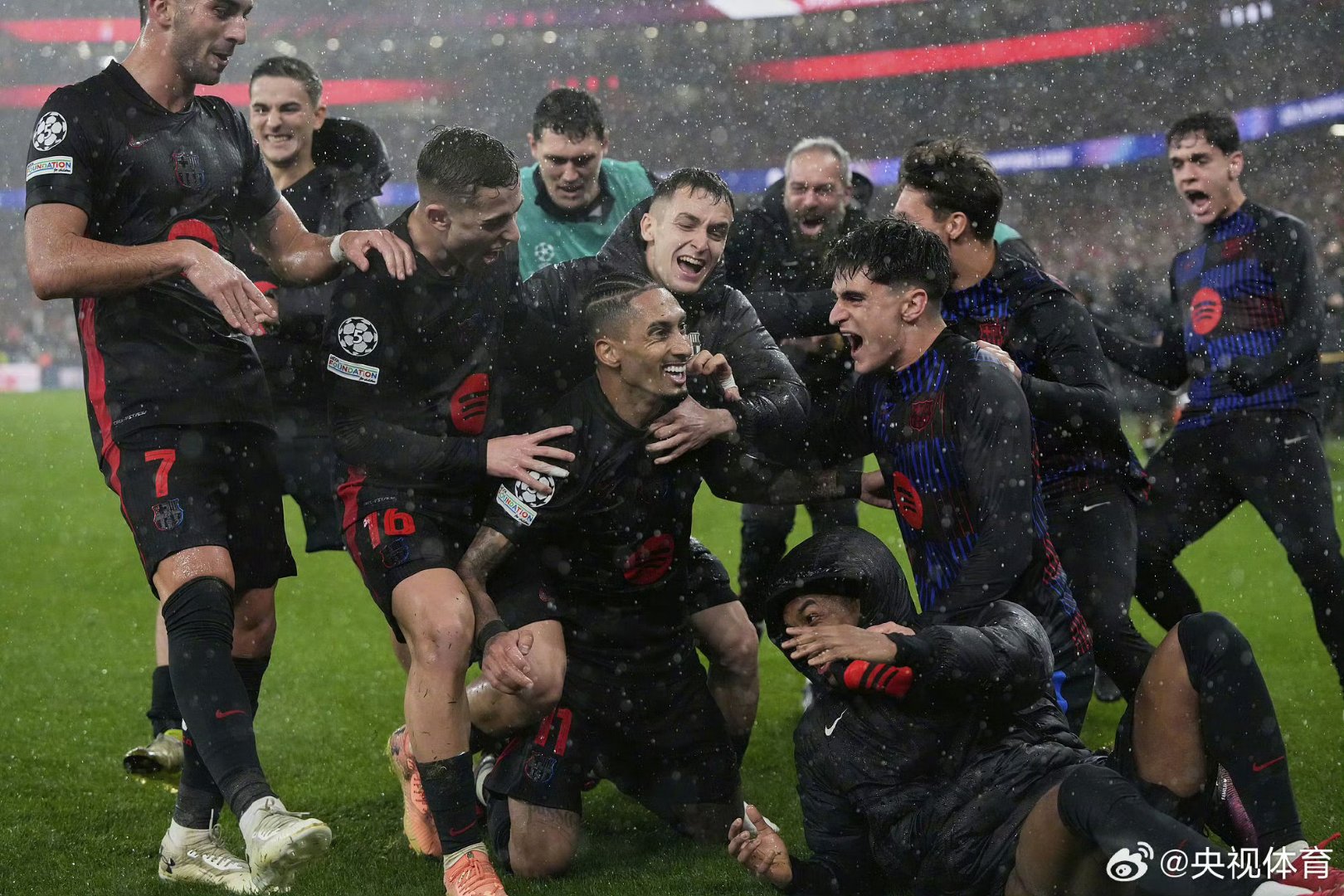 包含巴萨连八强不胜，欧冠梦碎再次的词条