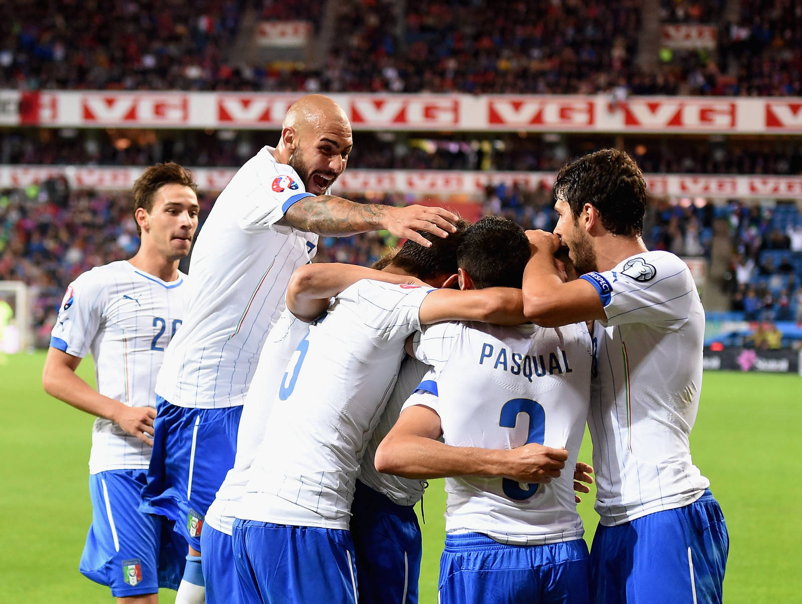 包含冰岛队在欧预赛中以四球胜法罗群岛的词条