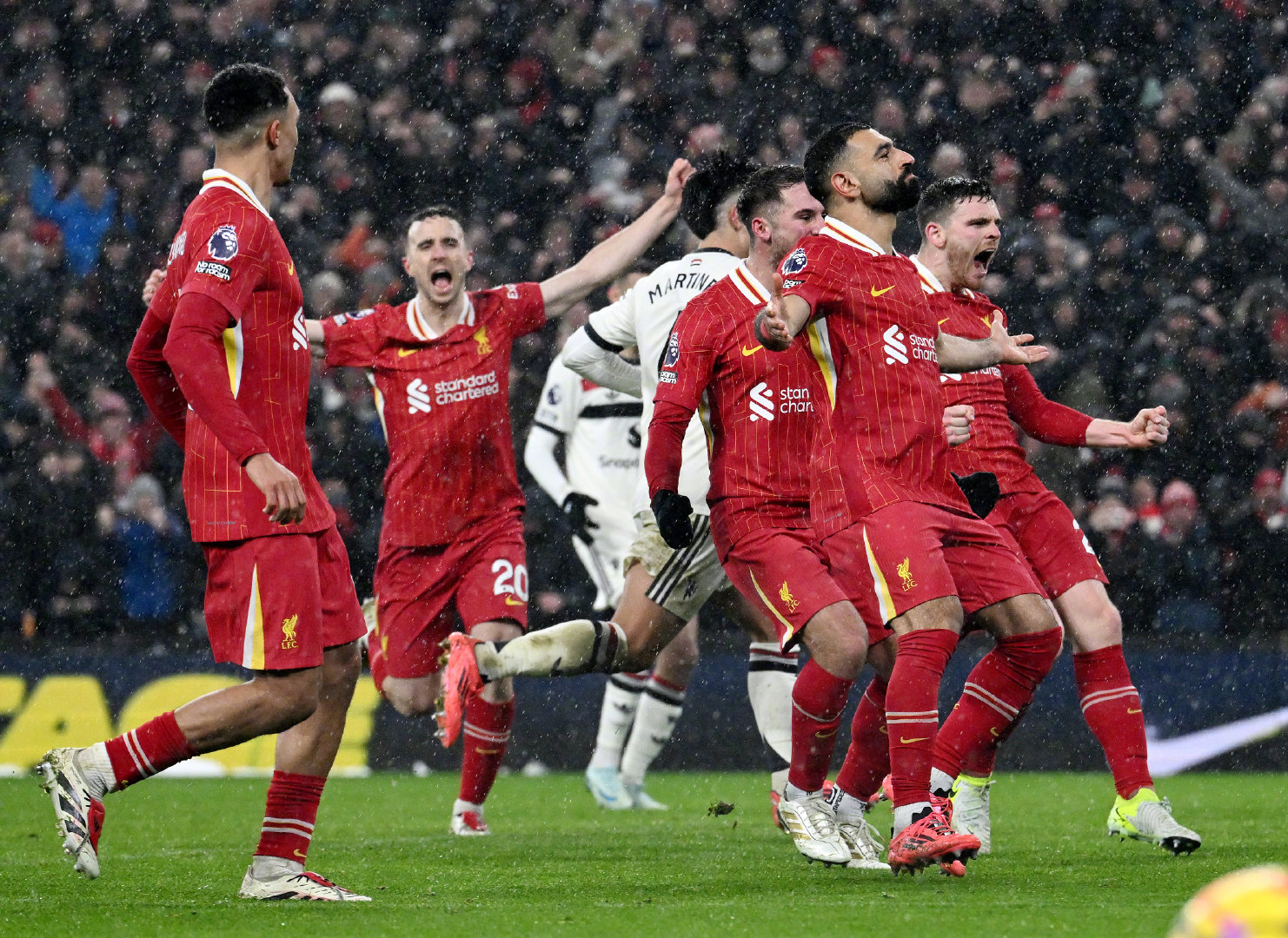 曼联前锋梅开二度,助球队逆转胜利 曼联前锋梅开二度,助球队逆转胜利