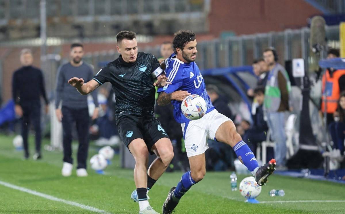 关于拉齐奥主帅被曝与球员发生矛盾，球队氛围受影响的信息