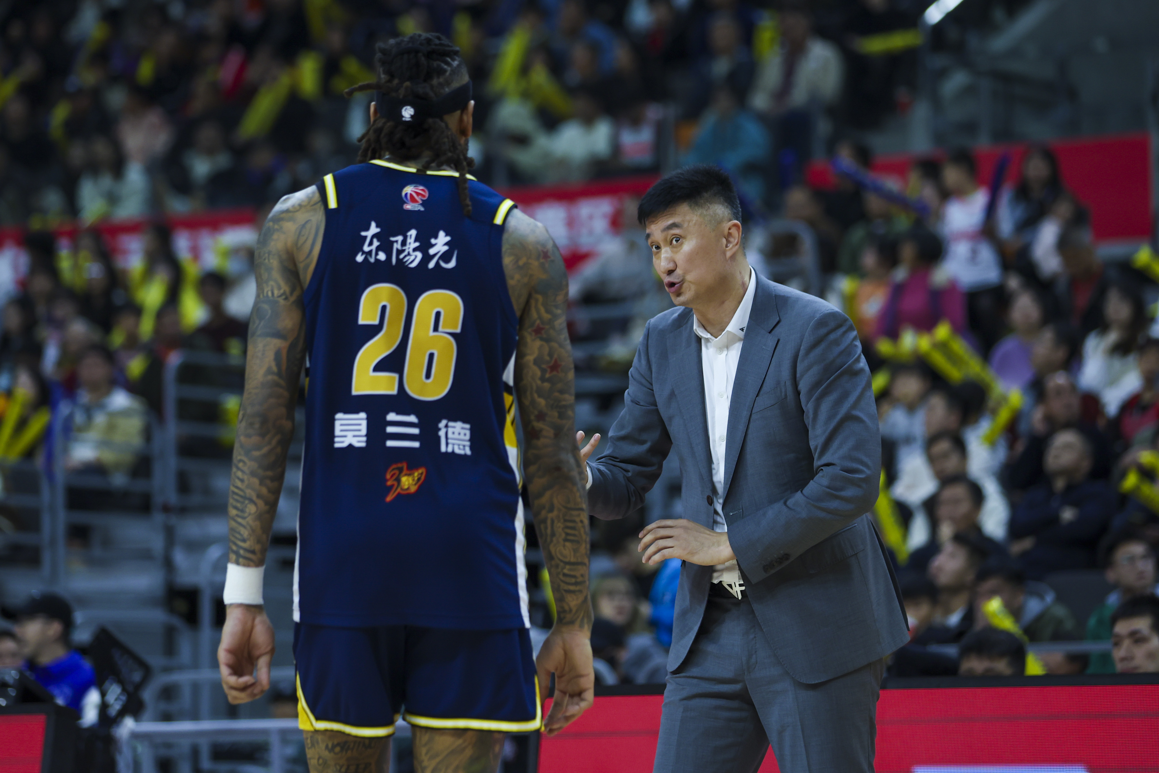 比赛中球员们巧妙配合取得胜利 比赛中球员们巧妙配合取得胜利