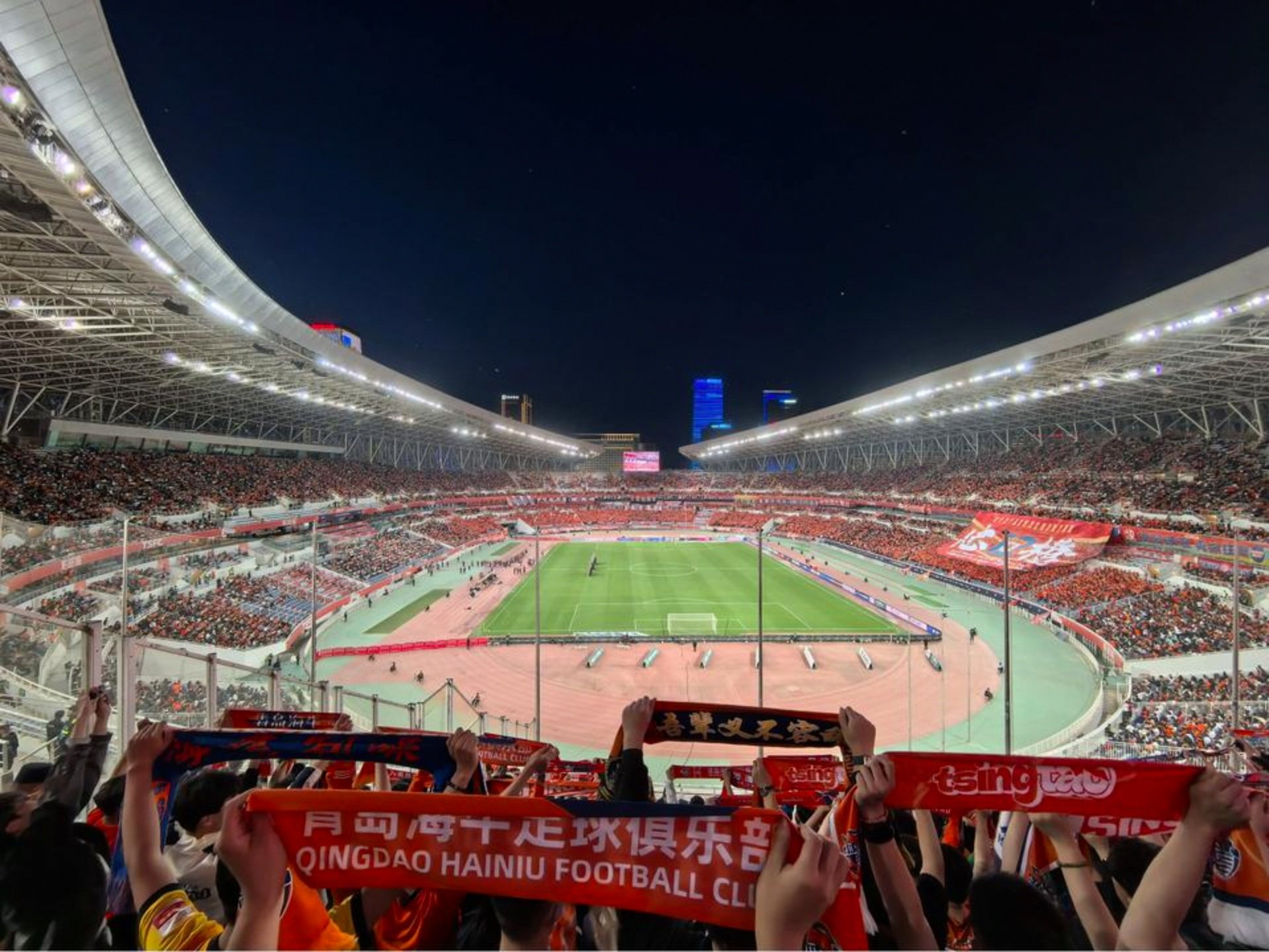 足球赛场上的精彩瞬间被球迷热议