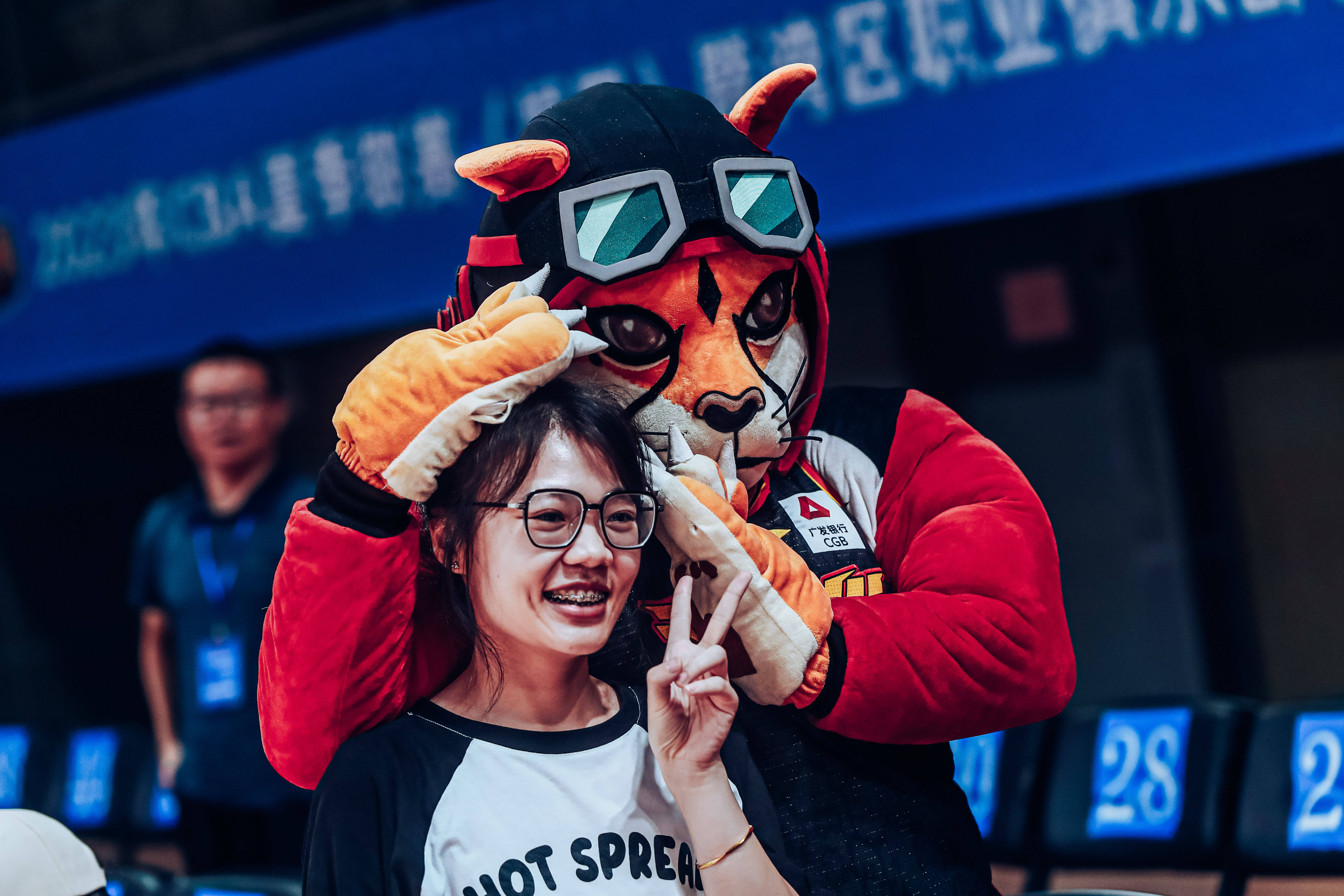 热情高涨！球迷尽情呐喊，比赛如火如荼的简单介绍