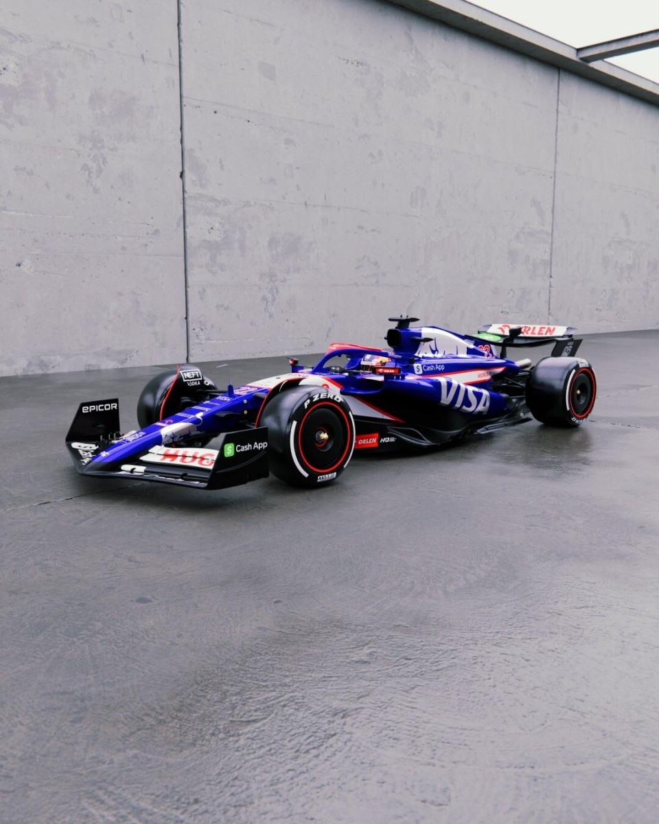 红牛二队逆转法拉利，佩雷兹带队取胜