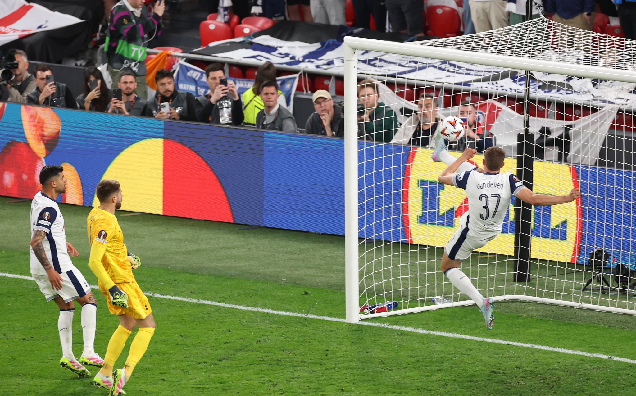 热那亚前锋创造连续场进球神话，表现抢眼