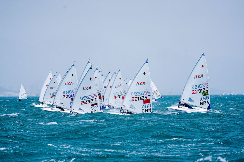 丹麦帆船选手展现出色技巧，登顶领奖台